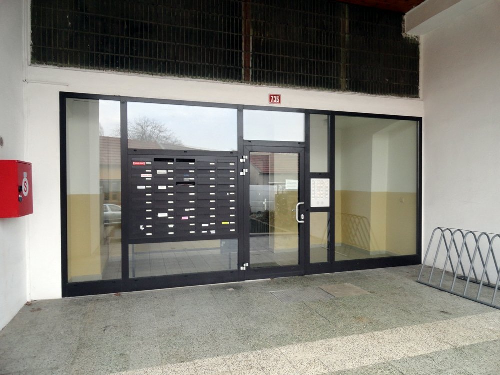 Poštovní schránky integrované v panelu