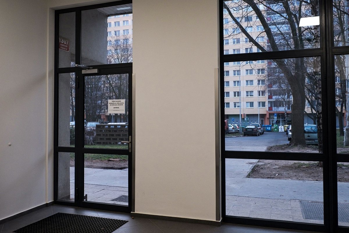 Desítky vstupních dveří a portálů s příslušenstvím na Frýdlantské