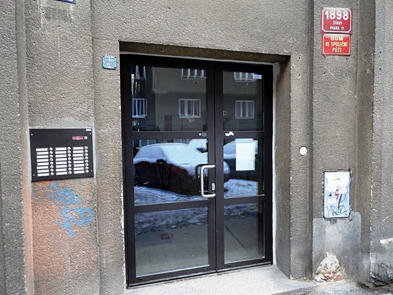 hlavní vstup do svj hlavní vstup do svj