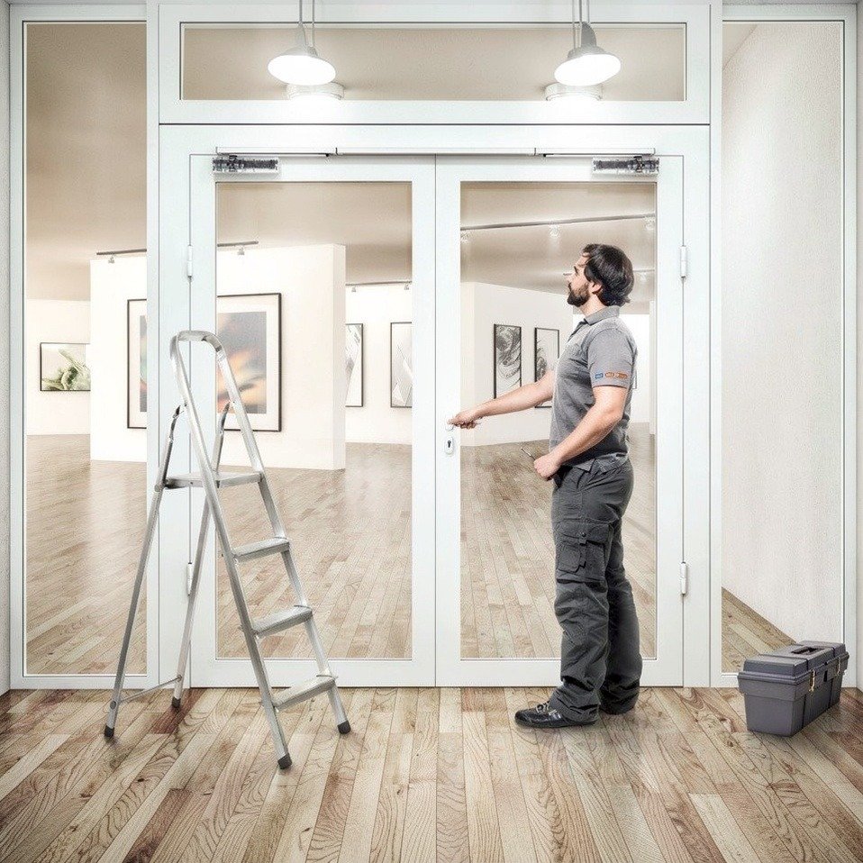 Servisní technik seřizuje dveře