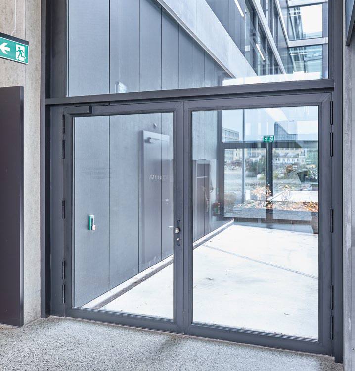 Vstupní dveře vybavené motorickým zámkem dormakaba M‑SVP 2200 DCW